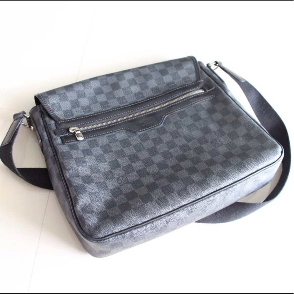 AUTHENTIC Louis Vuitton Daniel MM Shoulder bag